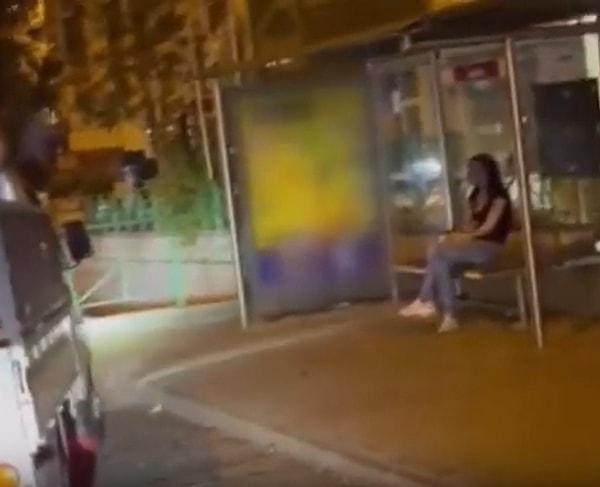 Bursa'da yaşanan olayda, bir aracın kasasındaki kişi, otobüs durağında oturan kadının üzerine yangın tüpü sıktı.