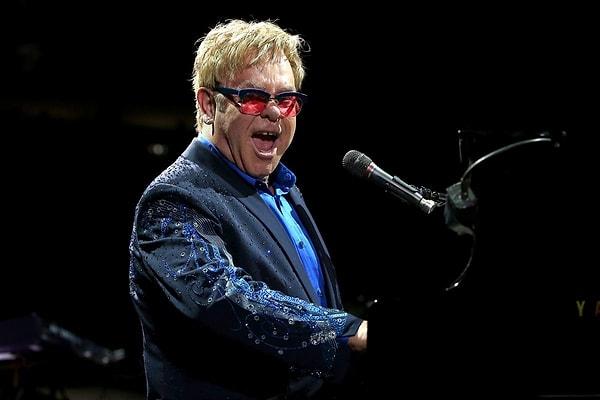 Müzik dünyasına adını altın harflerle yazdırarak her birimizin hayatına dokunan 76 yaşındaki Elton John, geçtiğimiz günlerde Farewell Yellow Brick Road adındaki veda turnesi için konser vermişti.