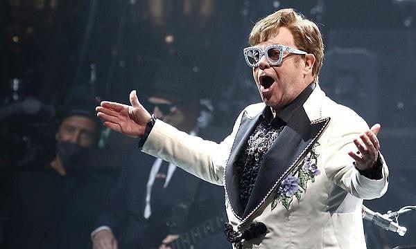 The Guardian'ın haberine göre Elton John evindeki merdivenlerden düştü ve önlem için hastaneye kaldırıldı.