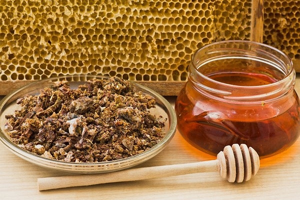 Propolis, ciltteki kızarıklığı ve iltihabı azaltma, cildi nemlendirme ve cildi yenileme gibi birçok fayda sağlar.