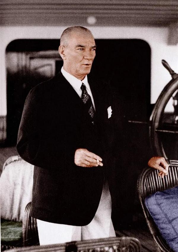 Giyimi kuşamıyla her ortamda zevk sahibi olduğu sayısız kez gösteren Atatürk, modanın önemli merkezlerinden Fransa'da eğitim alan usta terzilerle de çalışırdı.