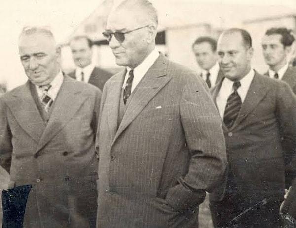 Atatürk'ün güneş gözlüğü taktığı fotoğrafları da unutmak ne mümkün, değil mi? Peki siz, Atatürk'ün Dışişleri Bakanı Tevfik Rüştü'den gözlük sipariş ettiğini duymuş muydunuz?