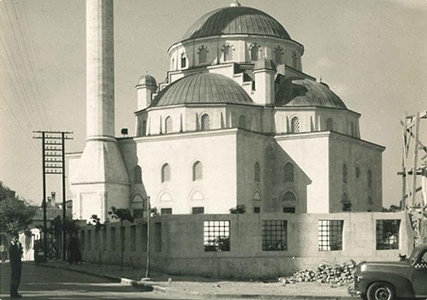 Yapımından yarım kalan taşlar ise 1945'te Şişli Camii'de kullanılmış.
