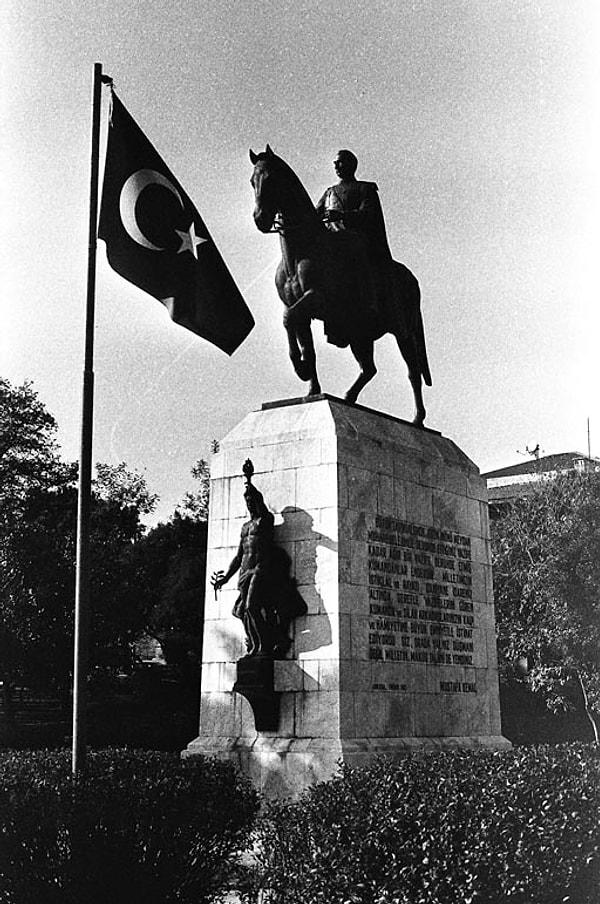 Şu anda bahsedilen İnönü heykeli ise 1940'larda Gezi Parkı için planlanıyor ve heykeltıraş Rudolf Belling tarafından yapılıyor.