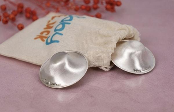 Meme uçlarındaki nemi engellemek için kullanabileceğiniz bir başka ürün ise Babyduck Gümüş Göğüs Ucu Kapakları.