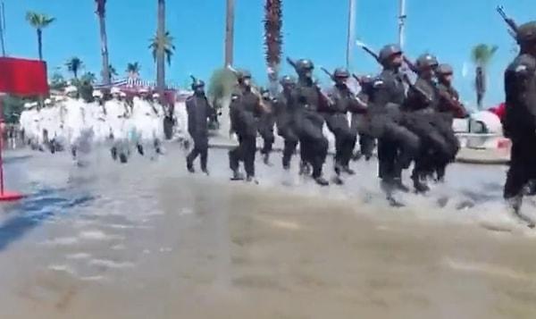 Su basan yolda, askerlerin geçit töreni sosyal medyada da beğeni topladı.