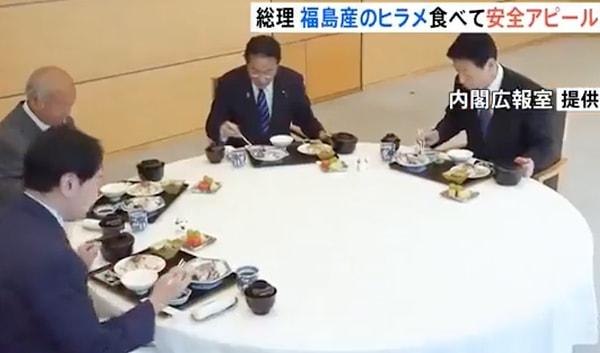 Fumio Kishida ve bakanlar, Fukuşima bölgesinden gelen deniz ürünlerini canlı yayında yedi.