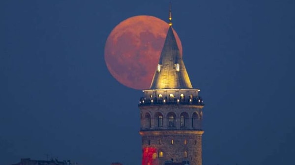 Aynı takvim ayı içerisinde Dolunay evresinin ikinci defa meydana gelmesi ile oluşan "Süper Mavi Ay" kendisini bir kez daha gösterdi.