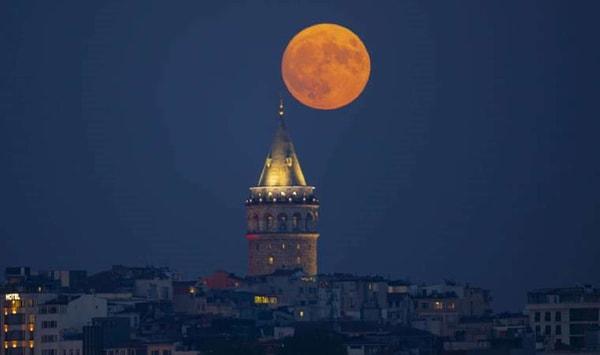 Ay’ın İstanbul’un simgeleri ile buluştuğu anlarda ise eşsiz unutulmaz görüntüler ortaya çıktı.