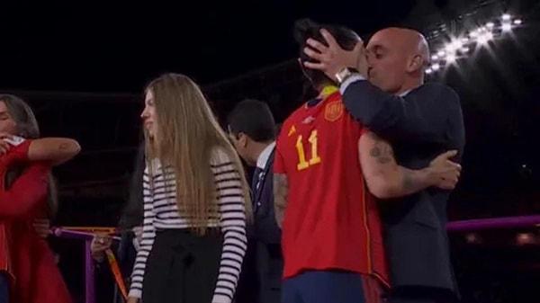 İspanya Futbol Federasyonu Başkanı Luis Rubiales'in Dünya Şampiyonu olan futbol takımı oyuncusu Jenni Hermoso’yu tören sırasında dudağından öpmesi adeta infial yaratmıştı.