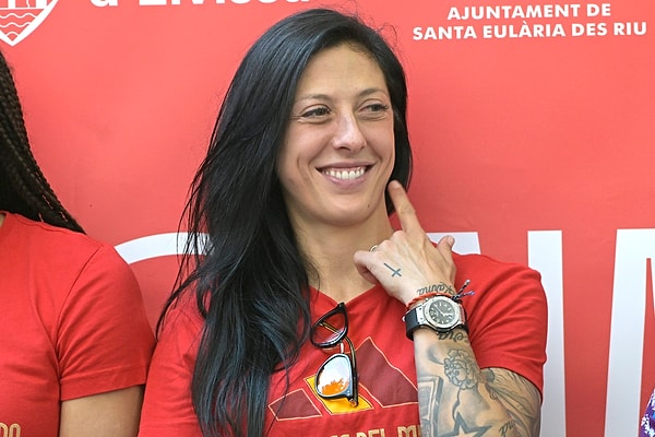 Jenni Hermoso da İspanya Futbol Federasyonu Başkanı Luis Rubiales'in kendisini rızası dışında öptüğünü belirtmişti.