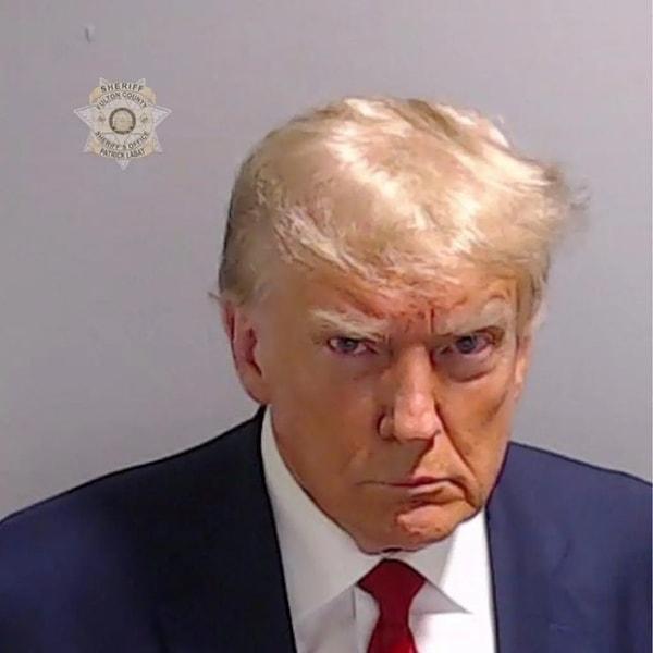 Seçime müdahale davası kapsamında 25 Ağustos'ta mahkemeye teslim olan eski ABD başkanı Trump'ın sabıka fotoğrafıyla Twitter'a dönüş yapması ve fotoğrafı seçim kampanyasında kullanması gündem olmuştu.