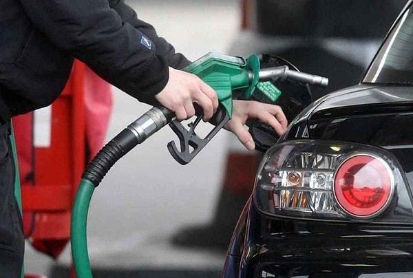 Brent petrol fiyatları ve dövizdeki değişikliklerle birlikte benzin ve motorin fiyatları da değişiklik gösteriyor.