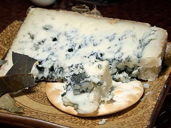 Cabrales mavi peyniri, özellikle Asturias bölgesinde yetiştirilen inek, koyun ve keçi sütlerinin karışımı ile üretiliyor.