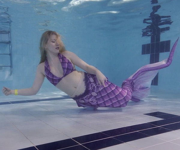 Büyük bir su tankı içinde gününü geçiren Grace, kariyerinin başından beri birçok tehlikeyle karşı karşıya kalmış.