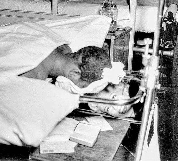 12. Marilyn Monroe yaralı Japon askerlerini ziyaret ederken... Bu hasta belini kırdığı için yüz üstü yatıyor fakat bu durum Monroe'yu durdurmamış!