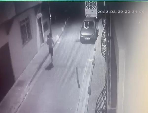 Ataköy’de geçtiğimiz Salı akşamı saat 19.30 sıralarında meydana gelen olayda gün boyu anne ve babasının işlettiği restoranda kalan 2,5 yaşındaki S.Ç., bakıcısı tarafından eve götürülürken maskeli bir kişinin saldırısına uğradı.