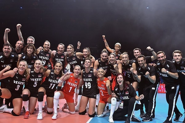 CEV Avrupa Şampiyonası çeyrek finalinde Polonya'yı 3-0 mağlup ederek yarı finale yükseldiğimiz maç öncesi rakibimiz oldukça kışkırtan davranışlarda bulundu.