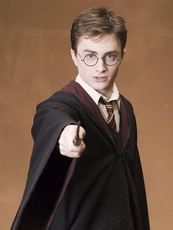 Daniel Radcliffe, Harry Potter rolünü ailesinden aldığı zor izinle oynamaya başlamıştır. Ve bildiğiniz üzere bu, onun hayatını tümüyle değiştirecek olan bir seçim oldu.