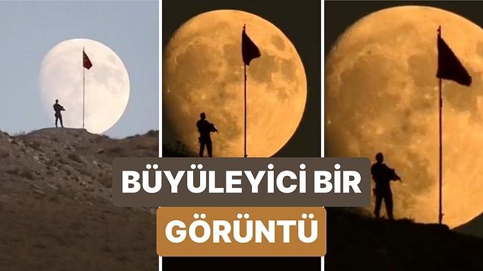 Van'da 'Süper Mavi Ay'ın Bir Mehmetçik ve Türk Bayrağı ile Aynı Karede Buluştuğu Görüntü Hayran Bıraktı
