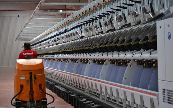 Bu firma, İstanbul Sanayi Odası'nın "500 büyük sanayi kuruluşu" listesinde yer alıyor ve Saim ve Suat Akınal kardeşlere ait Akınal Sentetik Tekstil ve Koza Polyester adlı iki şirketi bünyesinde barındırıyor.