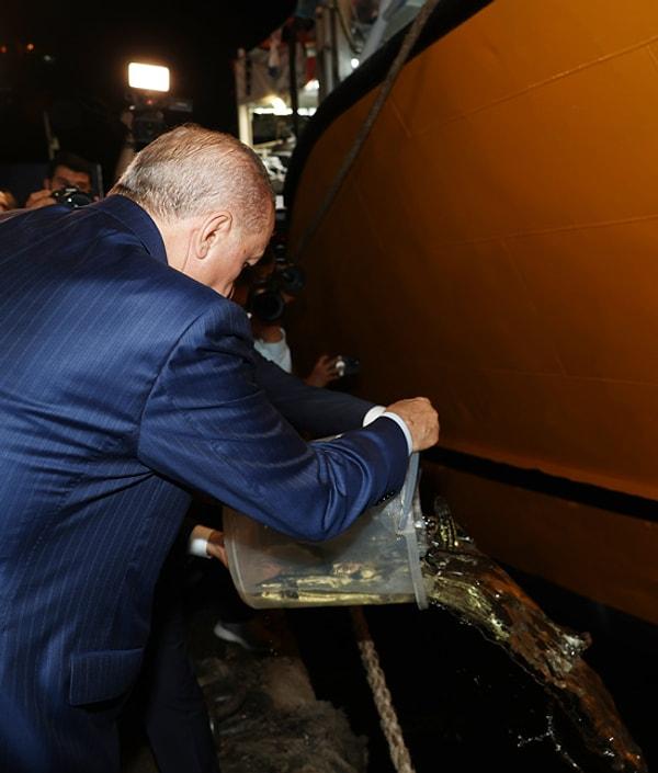 Cumhurbaşkanı Erdoğan, balık sezonun açılışında Poyrazköy’de balıkçılarla bir araya geldi.