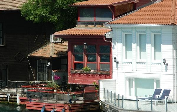 Minik Serçe gibi birçok ünlü isim muhteşem Boğaz manzaralı yalıları ya da yalı dairelerini tercih ediyor, biliyoruz zaten.