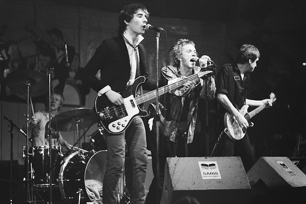 1970'lerde Punk müzik, Sex Pistols grubu ile İngiltere sokaklarında patlama yaptı.