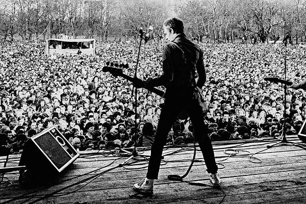 The Clash, ırkçılığa ve sosyal adaletsizliğe karşı durduklarını açıkça ifade ediyor ve bu yüzden "Rock Against Racism" konserleri gibi etkinliklerde yer alıyorlardı.