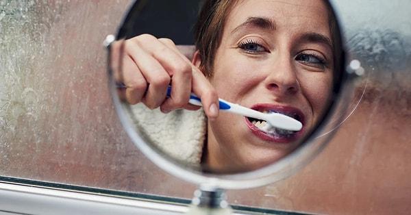 11. Diş temizliği günde sadece dört dakikanınızı alır ve maliyeti neredeyse yok. Ancak dişlerinizde bir sorun olursa düzeltmeniz neredeyse bir ömür sürer. Günde iki kere dişlerinizi fırçalamayı ihmal etmeyin.