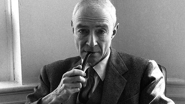 Emekli öğretim üyesi, eşinin aslında J. Robert Oppenheimer'ın uzaktan akrabası olduğunu da açıkladı. Eşinin babası, atom bombasının babasıyla üçüncü kuşaktan kuzen ve soyadı da buradan geliyor.