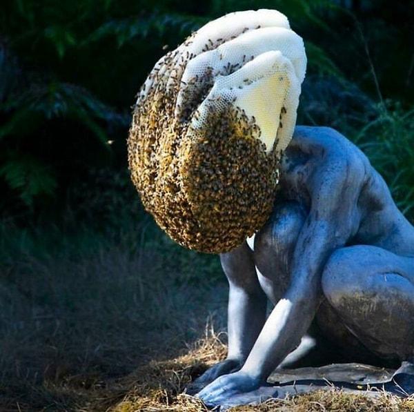 3. Kafasında arı kovanı olan bu heykel epey tuhaf görünüyor.