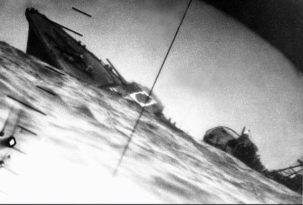 8. Haziran 1942'de, bir denizaltının periskopundan görülen batmakta olan Japon gemisi👇