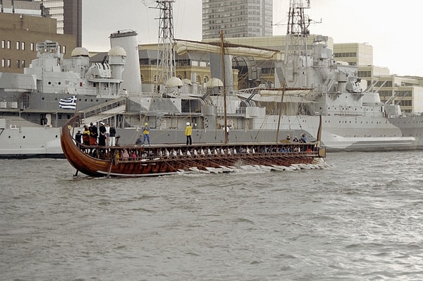 10. Yunan üç çifte kürekli savaş gemisi Olympias, HMS Belfast'ın yanından geçerken👇