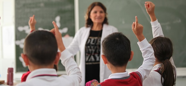 Bakanlık tarafından yayımlanan duyuruya göre; söz konusu bu il ve ilçelerde görev yapan öğretmenlerden deprem nedeniyle eşi veya çocuğu vefat edenler, kendisinin/eşinin anne veya babası vefat edenler, deprem esnasında ikamet ettikleri binanın orta veya ağır hasarlı olduğunu ya da yıkıldığını belgelendirenler, yer değiştirme başvurusunda bulunabilecek.