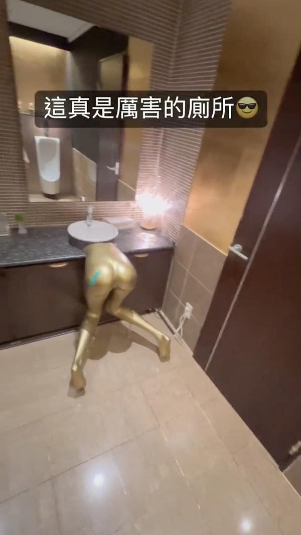 Bir erkekler tuvaletinde kaydedilen görüntülerde lavaboların kadın vücudu şeklinde tasarlandığı görülüyor.