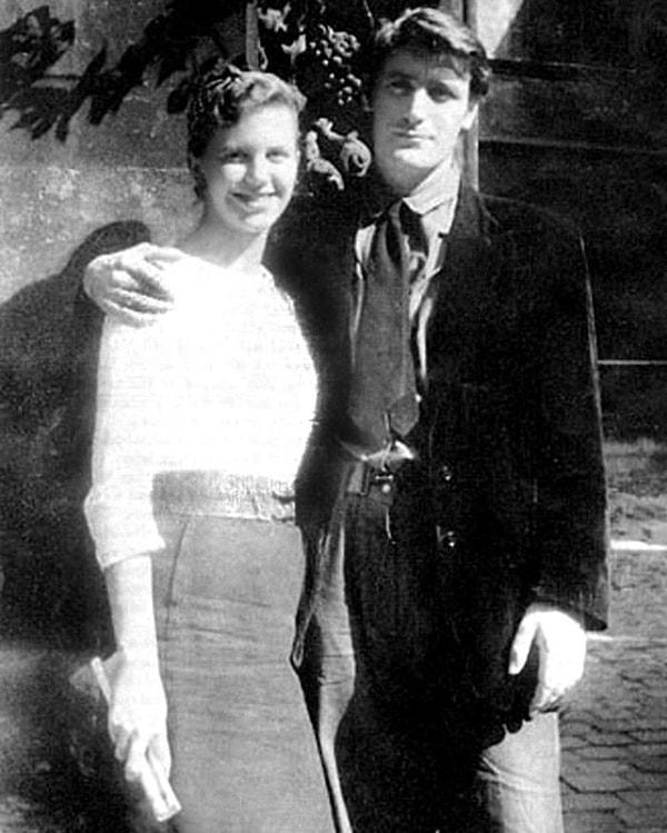 12. Plath ve Ted Hughes, edebi açıdan önemli bir gün olan James Joyce’un Ulysses’i yazdığı 16 Haziran’da evlenme kararı aldılar.