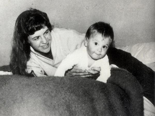 14. Plath'ın ilk çocuğu 1960 yılında doğdu ancak evliliği dağılmaya başladığı için bu, onun için mutlu bir dönem olmaktan çok uzaktı.