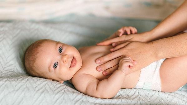 Bebek yağı, çeşitli cilt ve saç bakım uygulamalarında kullanılabilir. İşte bebek yağının bazı faydaları: