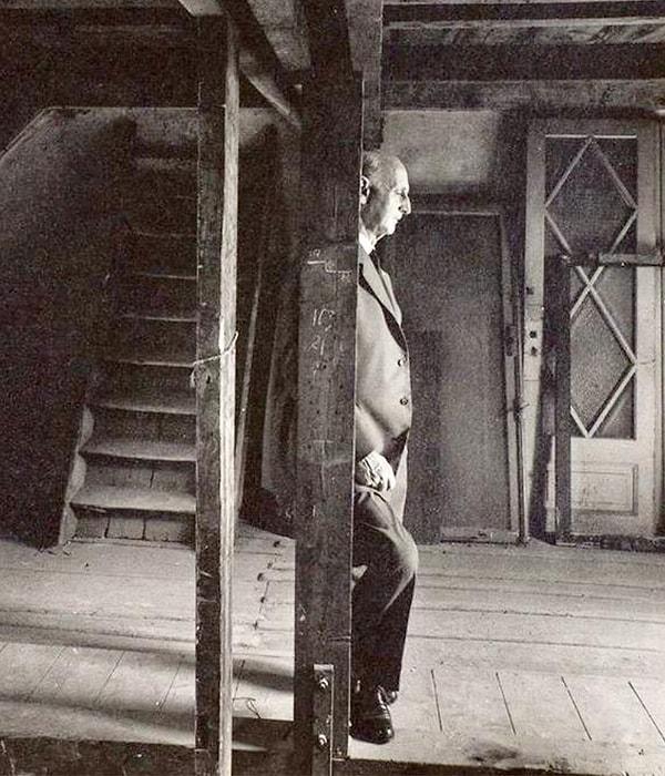 1. Anne Frank'in babası Otto Frank, 1960 yılında Amsterdam'daki saklandıkları yeri ziyaret ediyor.