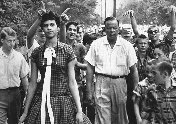 2. 1957 yılında okula gidebilen ilk siyahi öğrenci olan Dorothy'nin resmi.