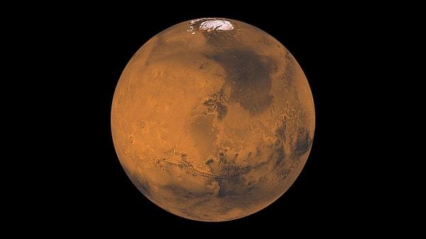 Kızıl gezegen Mars'ta ise işler biraz değişiyor. Birçok kişiye göre yeni evimiz olacak gezegendeki düşük yer çekimi nedeniyle insanlar burada tek seferde 1.18 metre yüksekliğe kadar zıplayabiliyor.