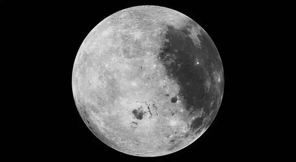 şu ana kadar ayak bastığımız tek güneş sistemi üyesi olan Ay'da yer çekimi kuvveti epey düşük seviyelerde. Bu nedenle bir insan, Ay'da sadece zıplayarak 2.72 metre yüksekliğe kolayca çıkabilir.