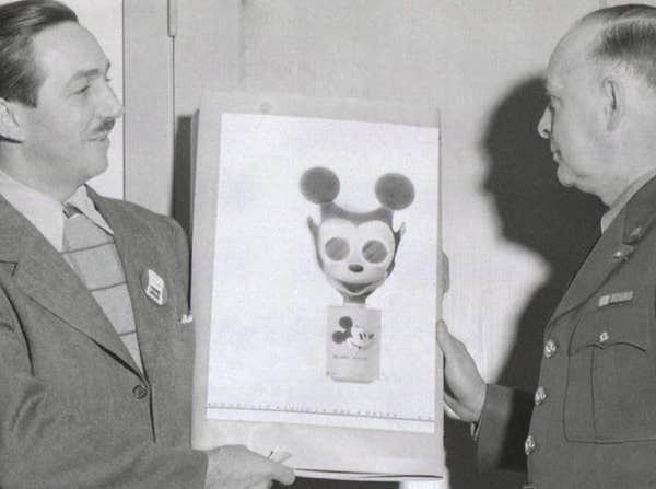 3. İkinci Dünya Savaşı sırasında tasarlanmış Mickey Mouse temalı gaz maskeleri.