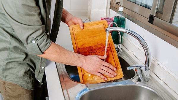 5. Mutfak eşyalarının temizliği konusunda hepimiz biraz daha özenli oluruz, özellikle de kesme tahtaları söz konusu olduğunda.