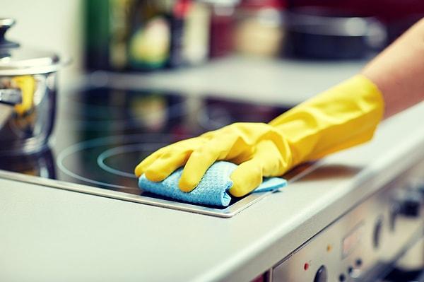 Temizlik yapacağınız ikinci yer mutfak olmalı.Mutfak temizliğine beyaz eşyalardan başlamalısınız. Buzdolabı, bulaşık makinesi, fırın, ocak ve varsa derin dondurucuyu güzelce silmeniz gerek. Bu beyaz eşyalarınızın hem dışlarını hem de içlerini temizlemelisiniz.