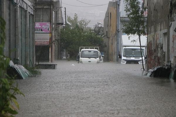 Samsun'da meydana gelen sağanak yağış hayatı olumsuz etkiledi. Yolların kısa sürede göle dönmesi üzerine sürücülere zor anlar yaşadı.