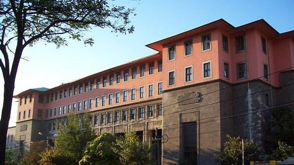 Eğitim hayatını İstanbul'da sürdüren Fıratlı, İstanbul Üniversitesi Edebiyat Fakültesi Felsefe Bölümü'nü tamamlamıştır.