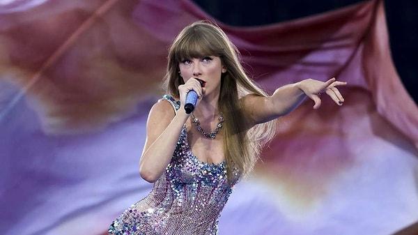 Bildiğimiz gibi ünlü şarkıcı Taylor Swift hiç olmadığı kadar büyüyen hayran kitlesi için konserlerine soluksuz devam diyor.