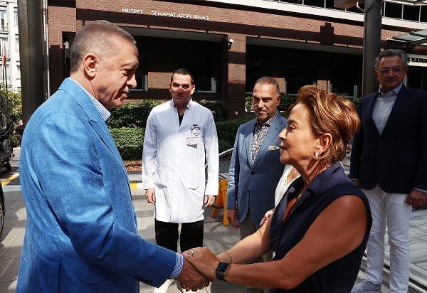 Erdoğan'ı girişte Arzuhan Doğan Yalçındağ karşıladı. Sabancı çiftinin sağlık durumları hakkında bilgi alan Cumhurbaşkanı Erdoğan, yaklaşık 45 dakika süren ziyaretinin ardından hastaneden ayrıldı.